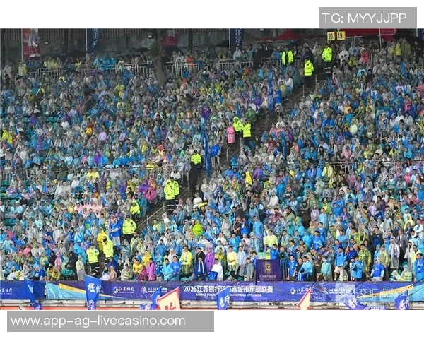 苏州足球比赛精彩纷呈球迷热情高涨共庆体育盛事 苏州足球比赛精彩纷呈球迷热情高涨共庆体育盛事